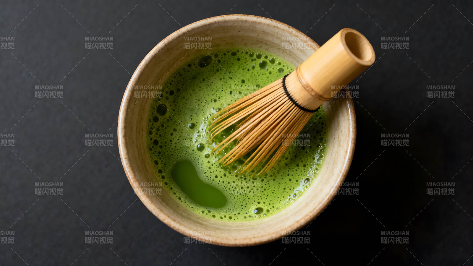 抹茶与茶筅的特写图片