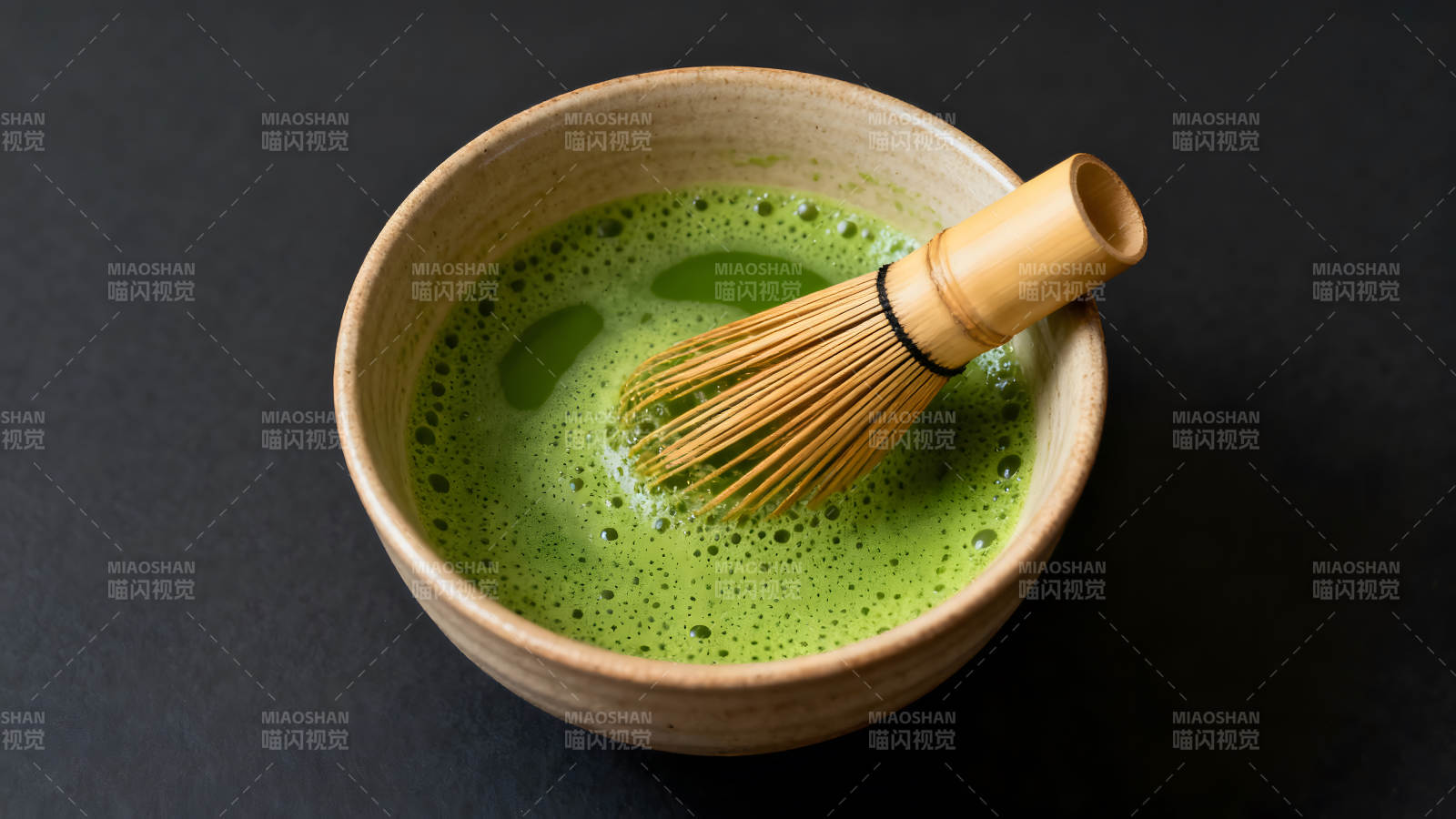 抹茶饮品与茶筅图片