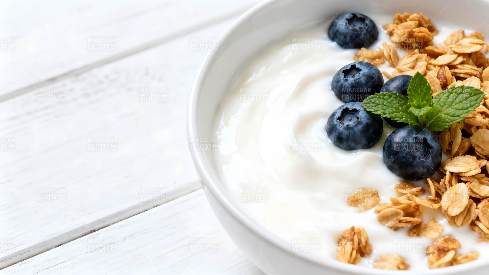 碗里有酸奶蓝莓麦片图片