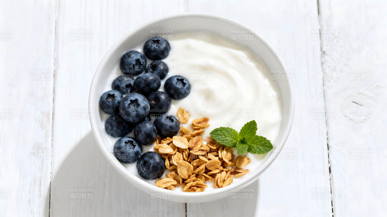 碗中酸奶配蓝莓麦片薄荷叶图片