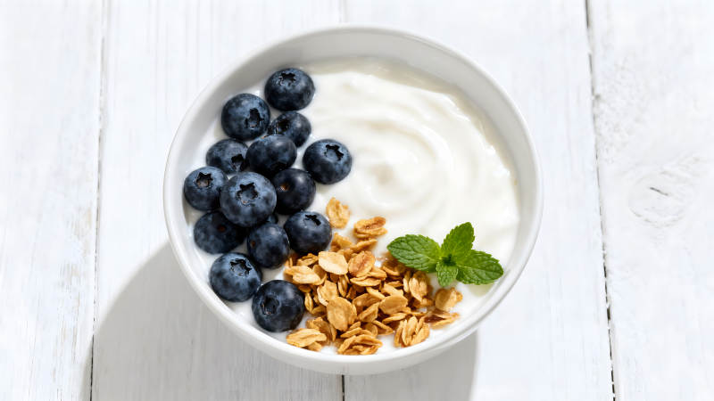 碗中酸奶配蓝莓麦片薄荷叶图片