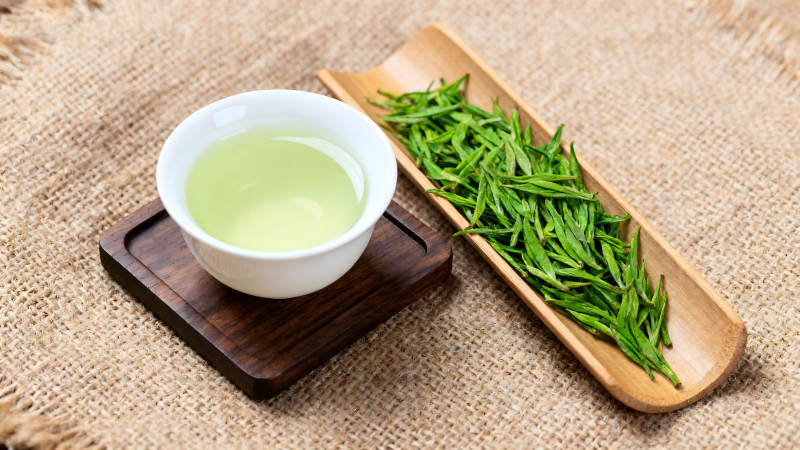 茶水与茶叶的特写照片图片