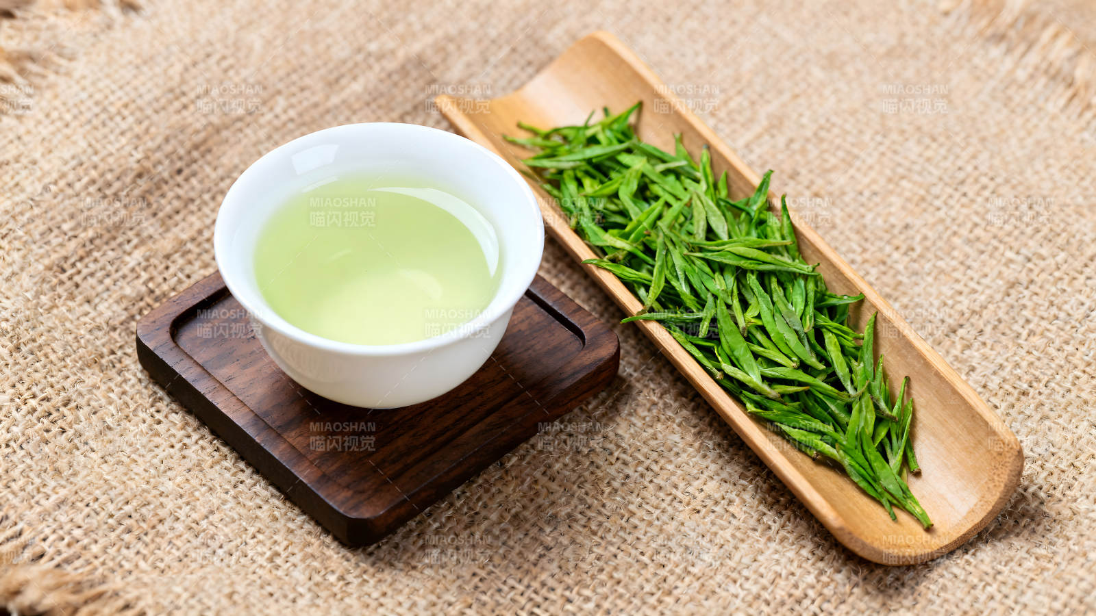 茶水与茶叶的特写照片图片