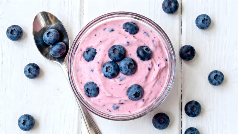 蓝莓酸奶佐以新鲜蓝莓图片