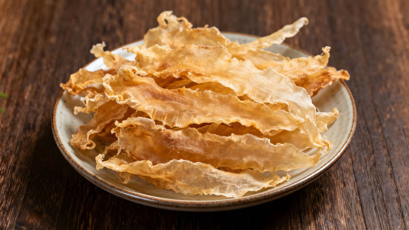 盘中鱼胶片特写琥珀色美味图片