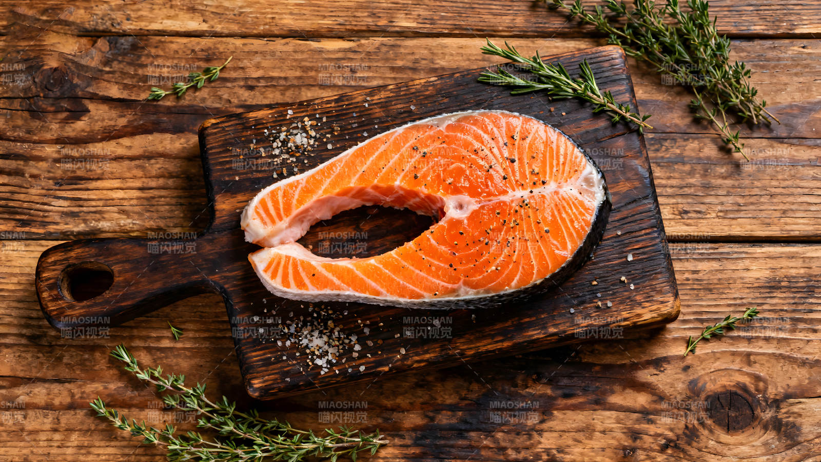 鲜美鲑鱼配木板香草图片