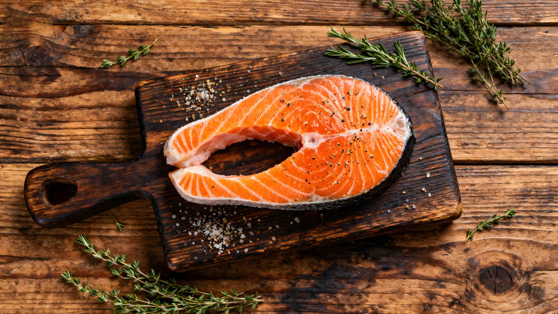 鲜美鲑鱼配木板香草图片