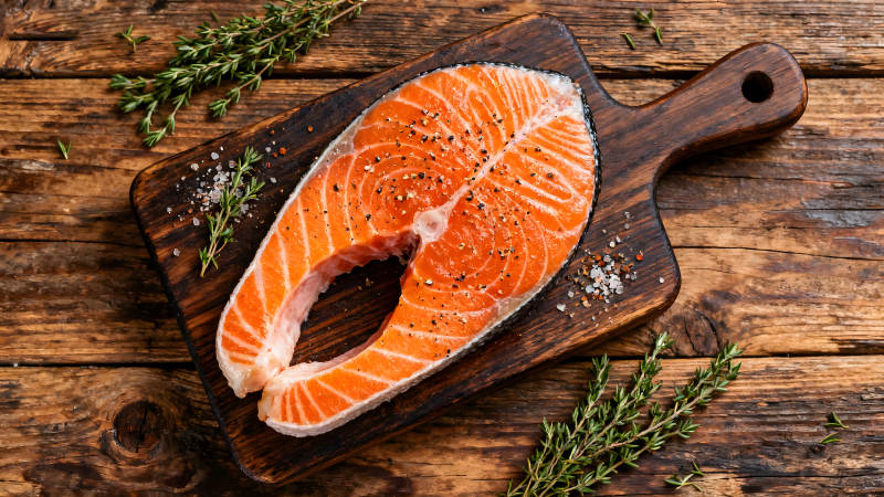 鲜美鲑鱼木板摆拍图片