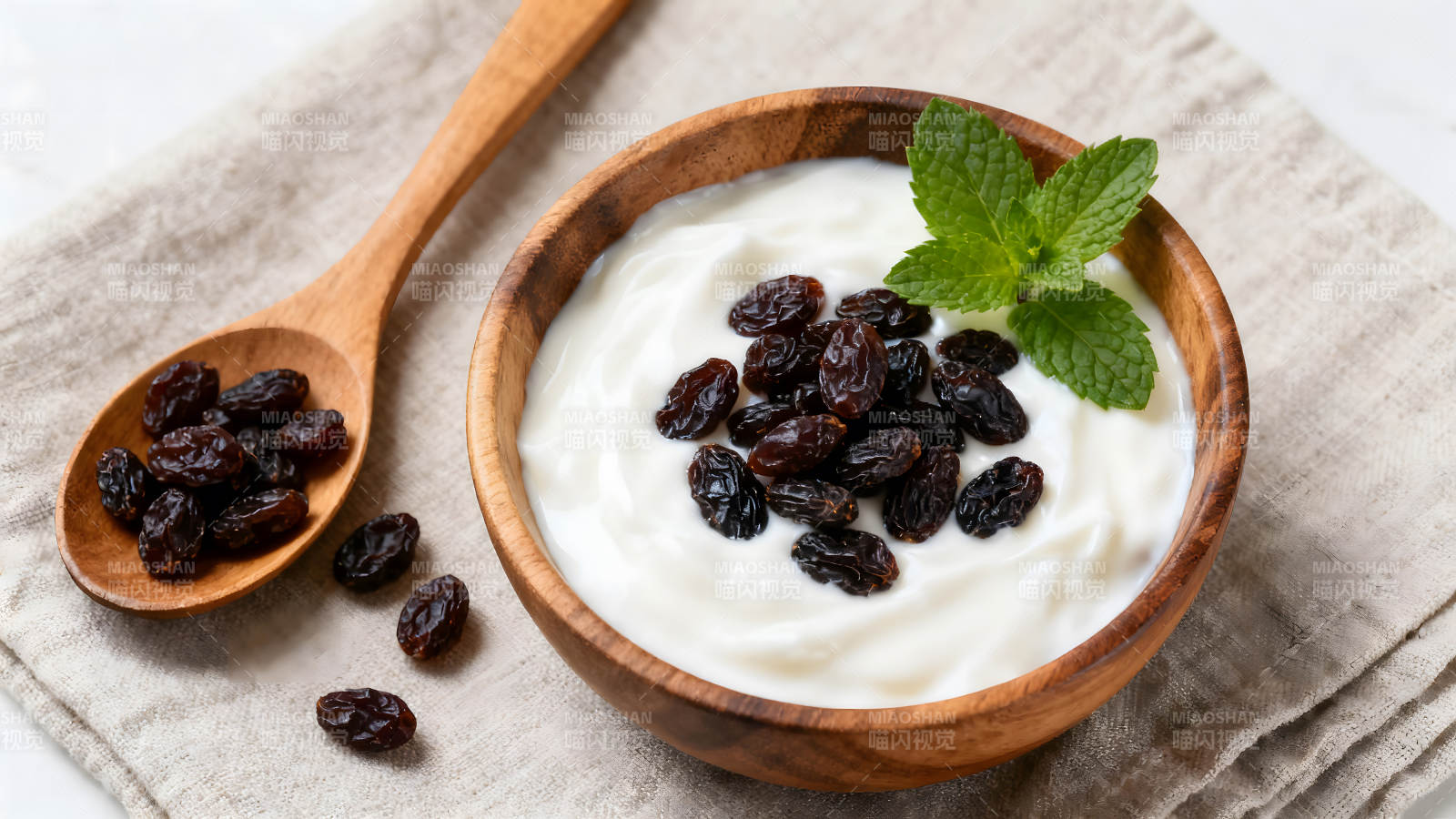 木碗酸奶配葡萄干图片