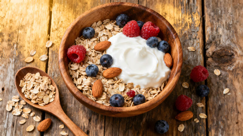 健康的早餐燕麦碗配水果图片