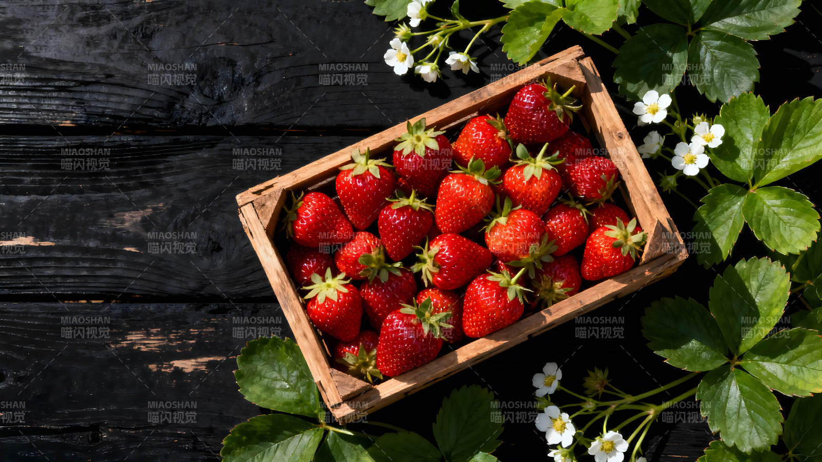 木盒草莓特写鲜艳欲滴图片