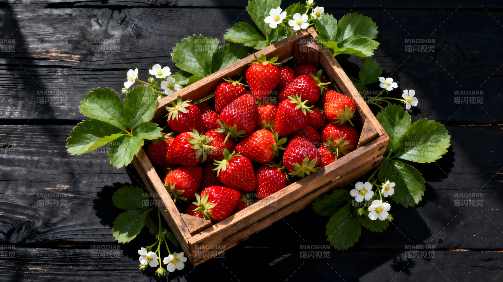 木盒草莓特写阳光下的新鲜草莓图片