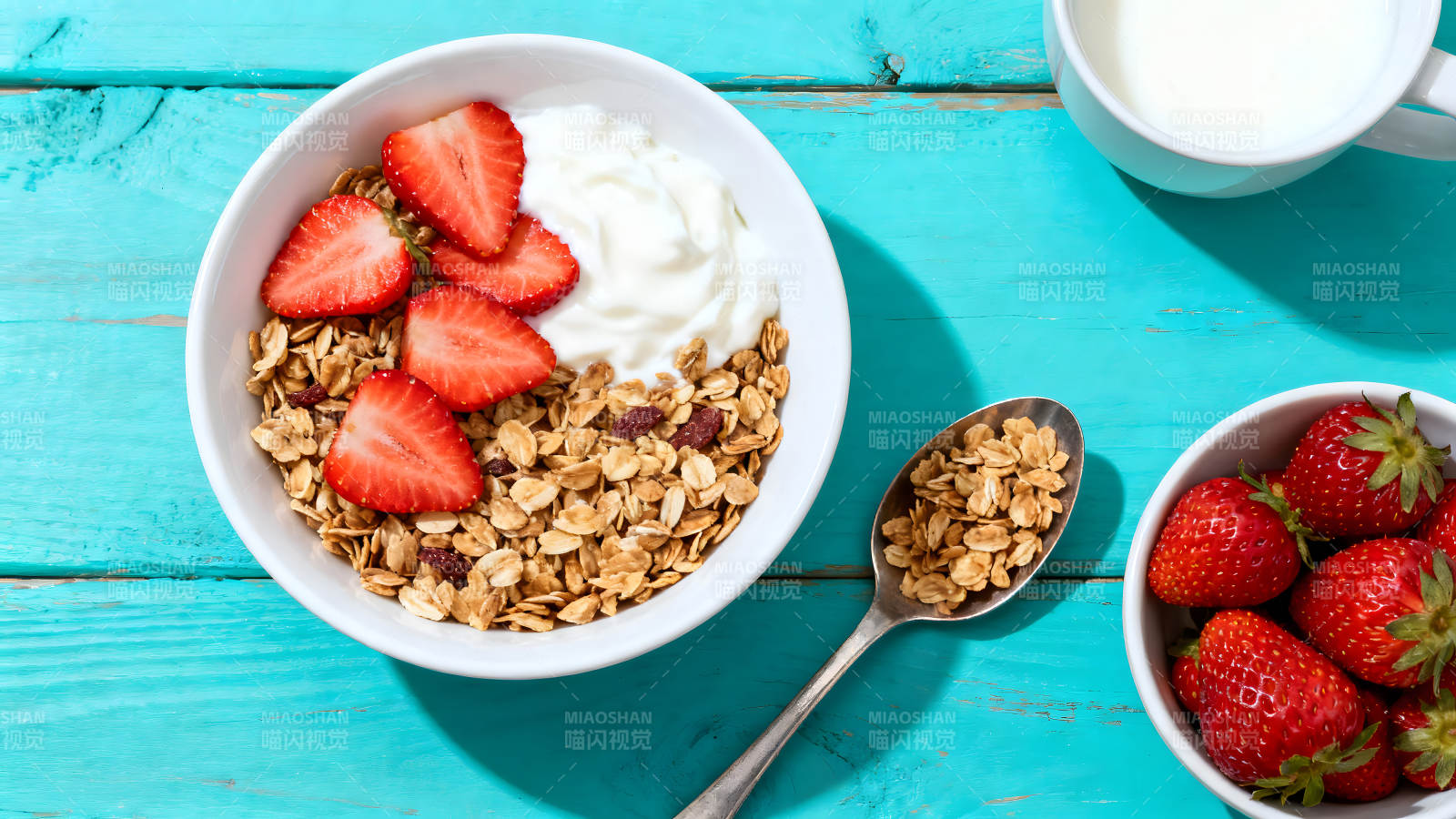 早餐碗里的谷物草莓酸奶图片