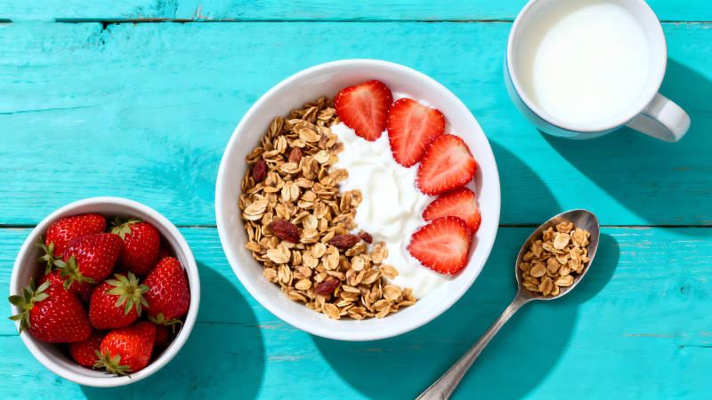 早餐燕麦草莓酸奶特写图片