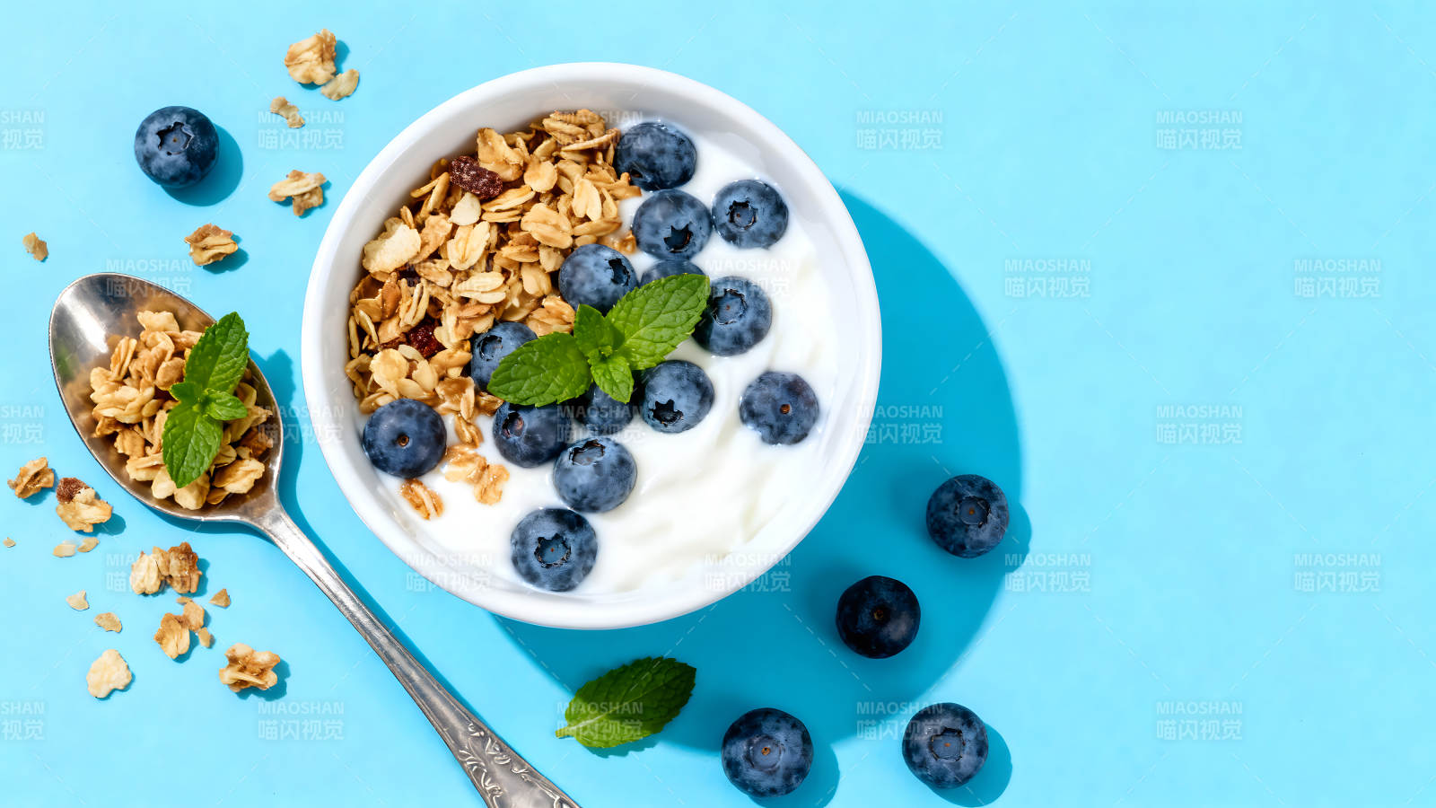 碗里有酸奶和蓝莓图片