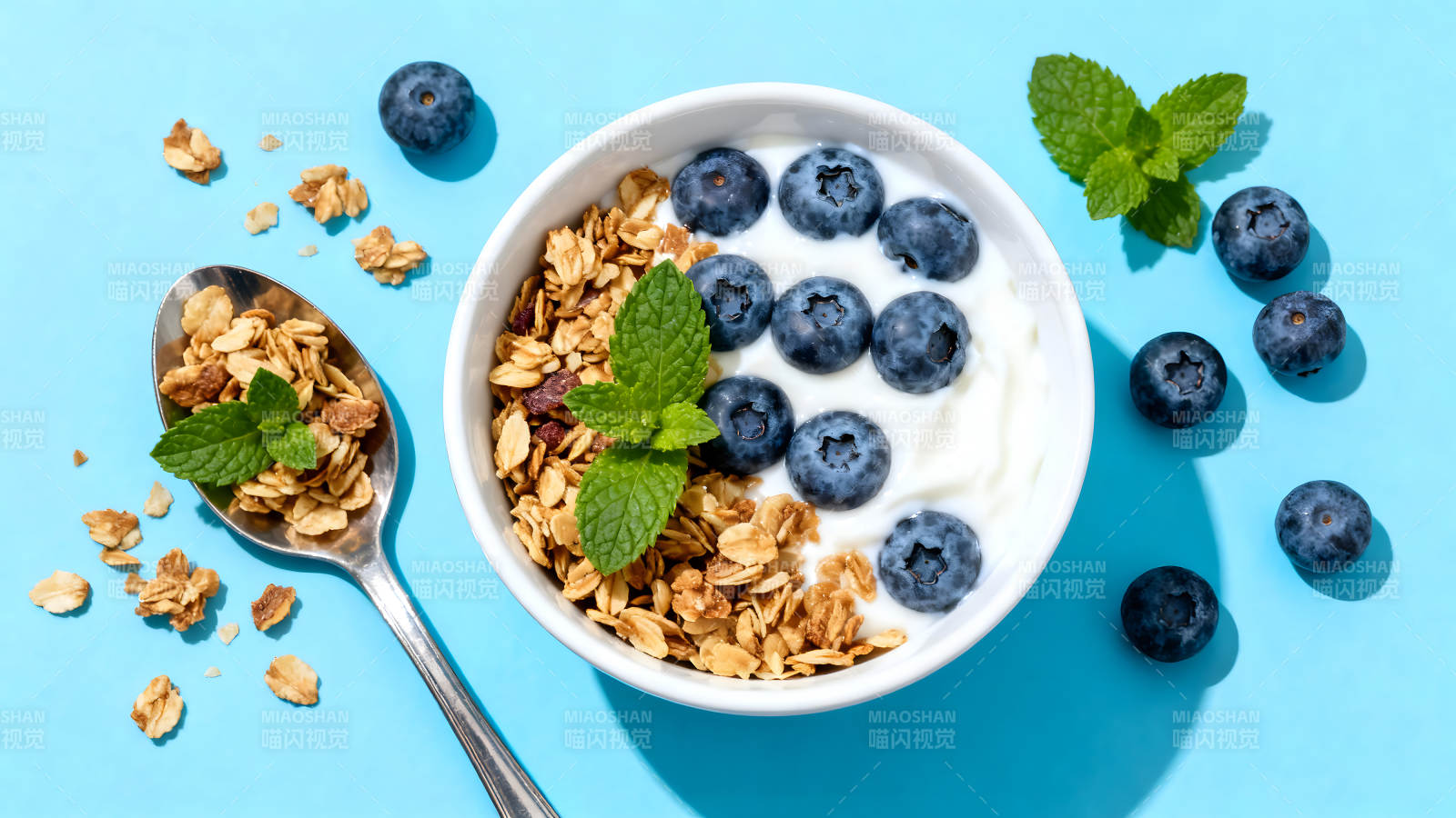 蓝莓酸奶麦片早餐特写图片