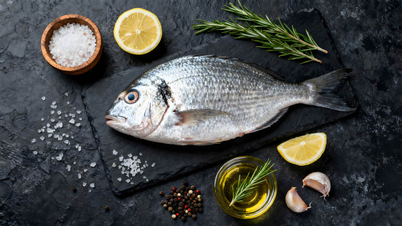 新鲜鱼与配料的精美摆拍图片