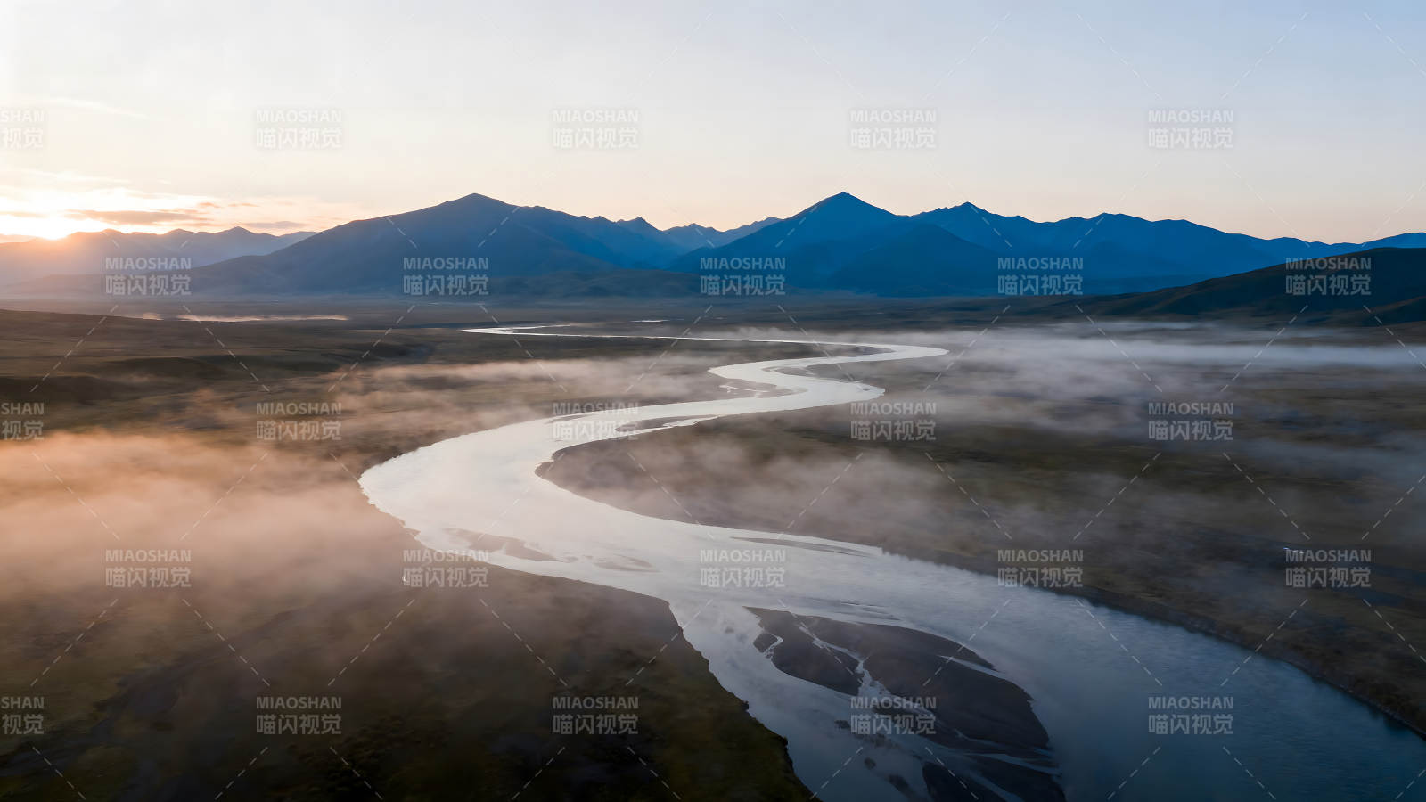 蜿蜒河流山脉晨雾壮丽风景图片