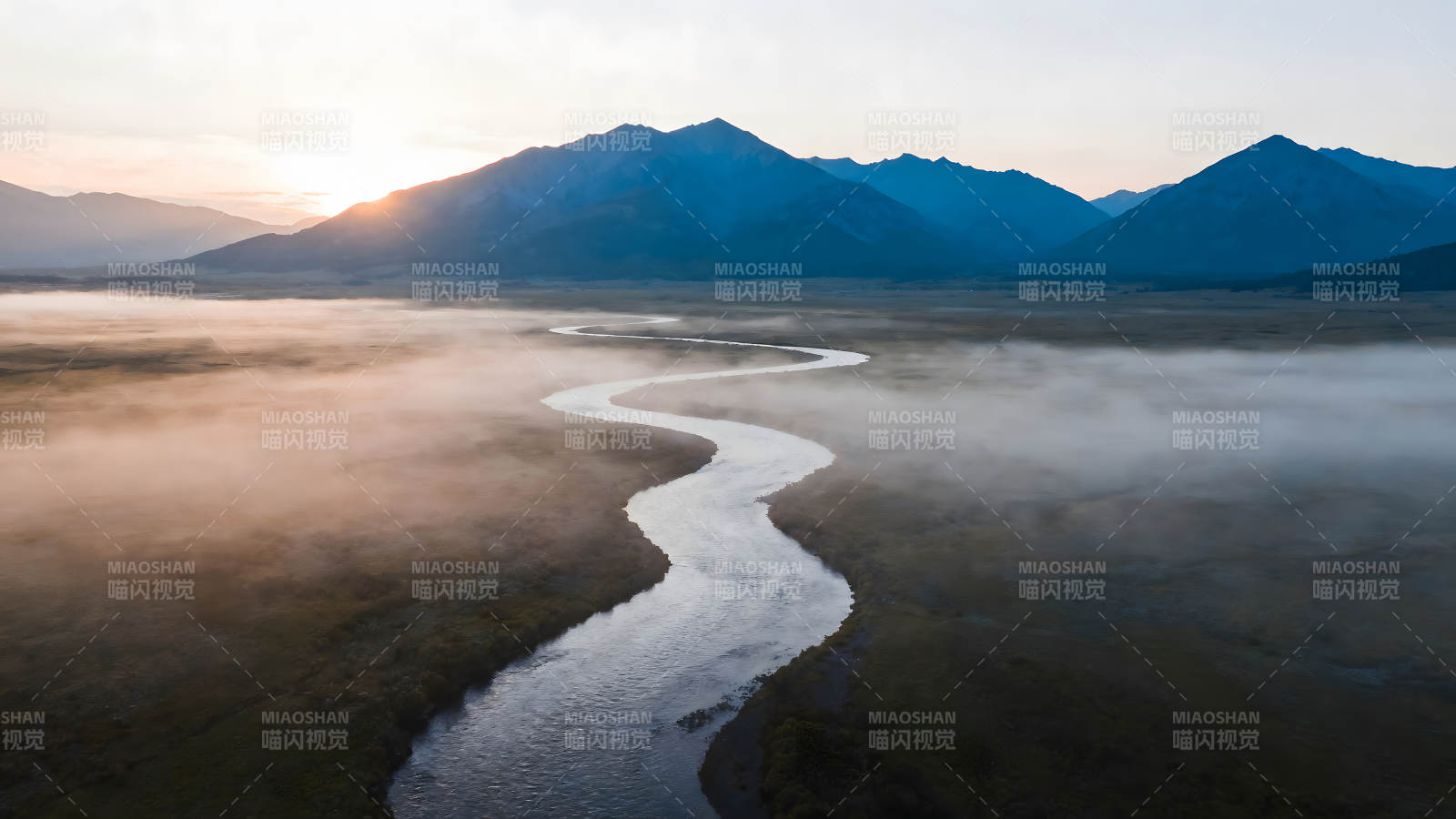 蜿蜒河流穿梭雾气山峦之间图片