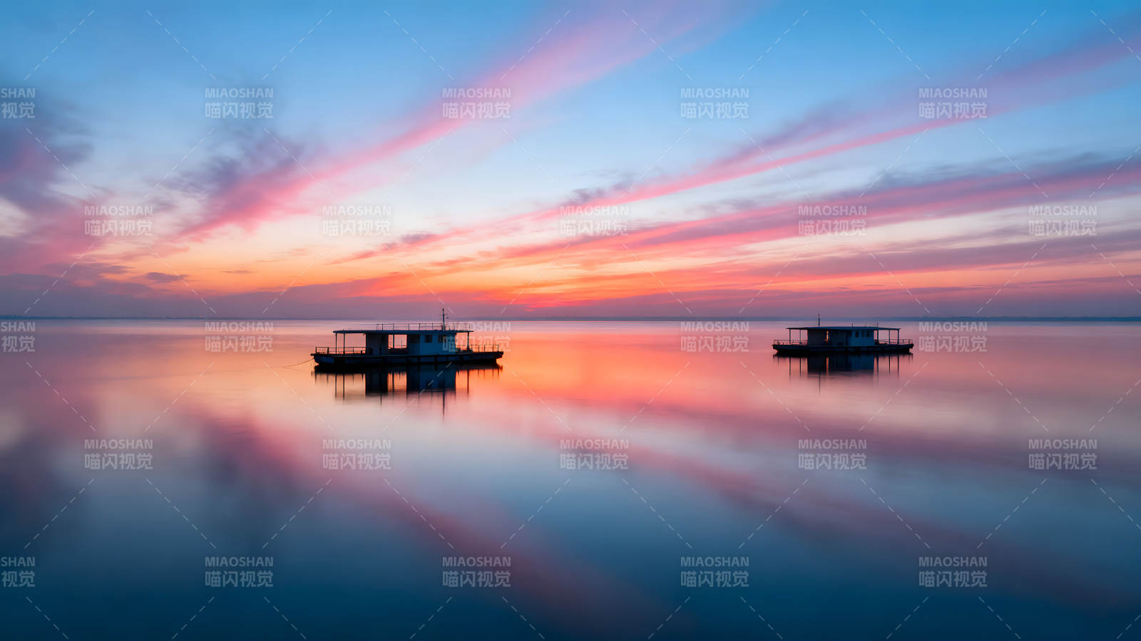 夕阳下水面平静的小船图片