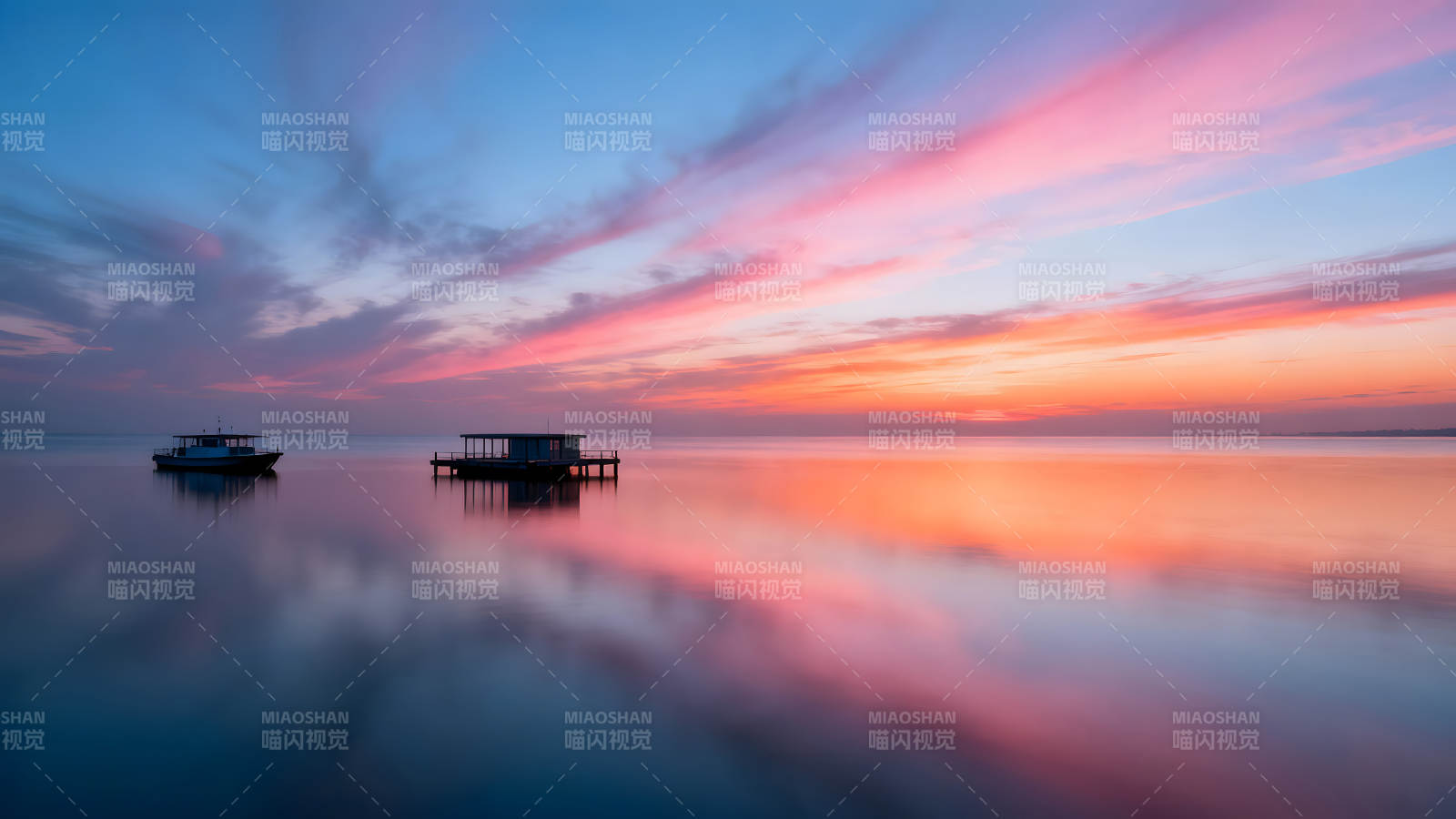 天空与水面的色彩交织船只静谧图片