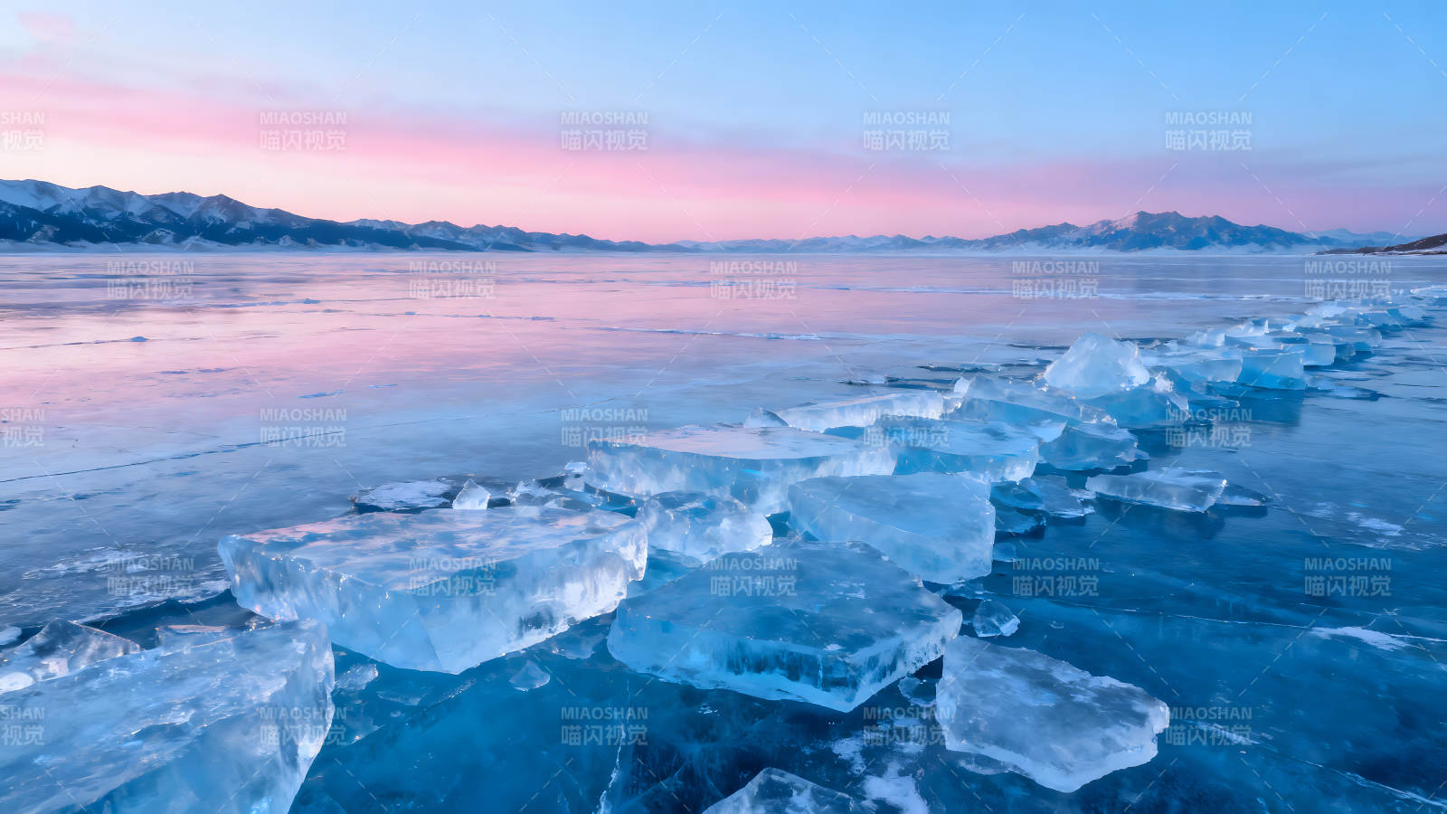 冰面上的蓝色冰块远山粉色天空图片