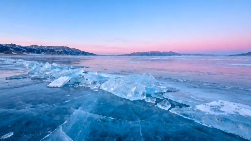 冰封湖面与山脉景色图片