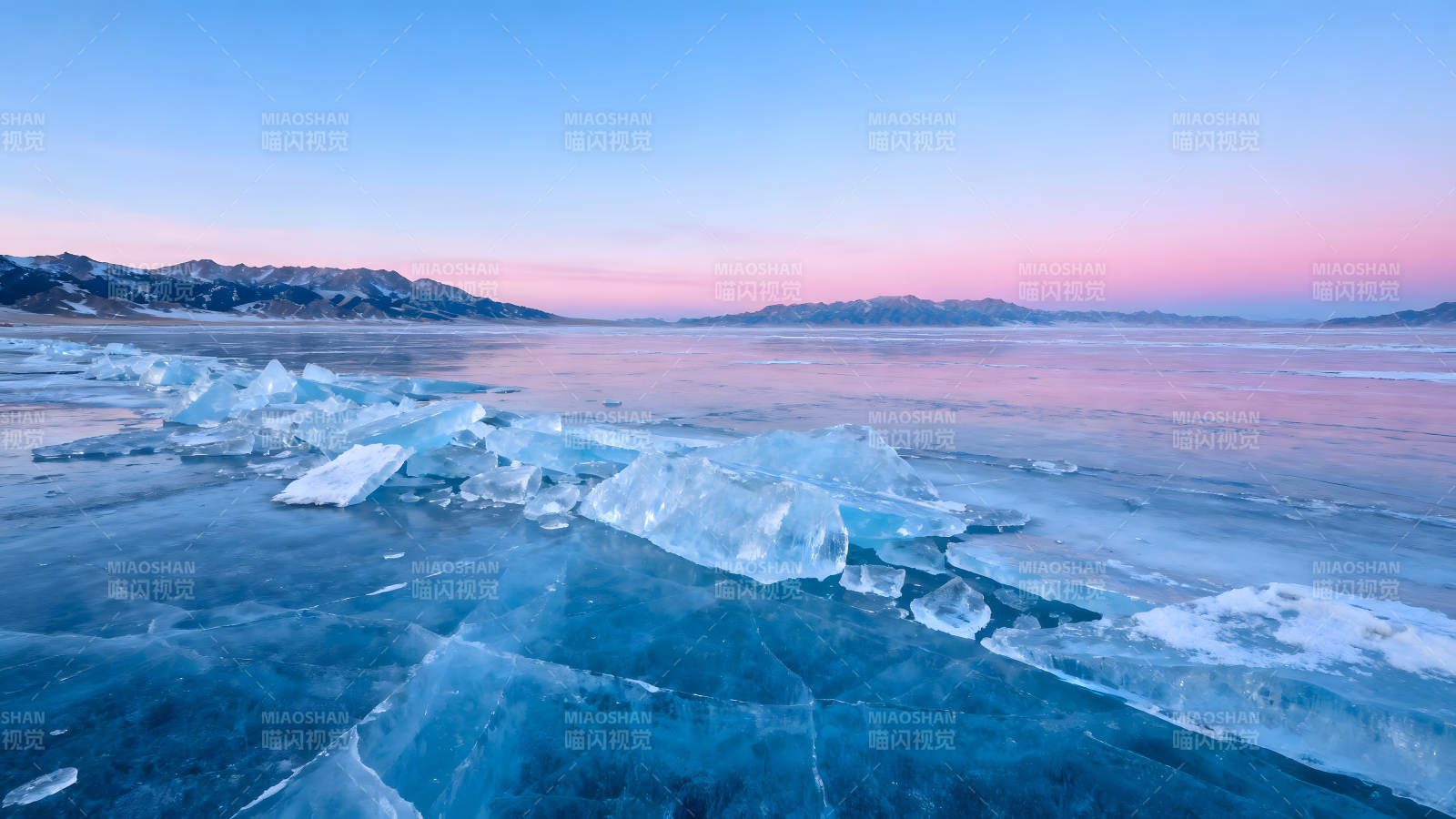 冰封湖面与山脉景色图片