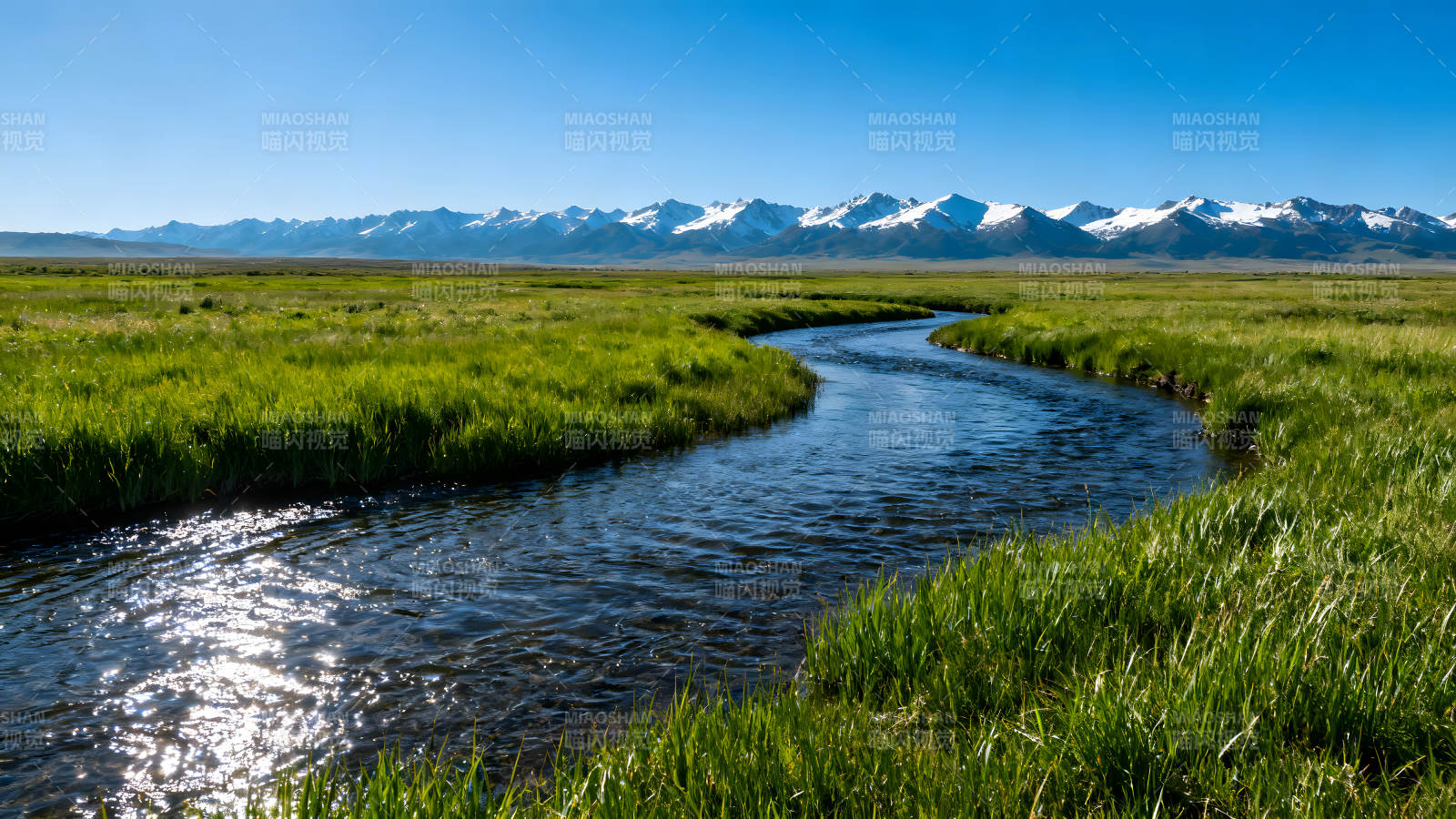 高山草甸河流风景如画图片