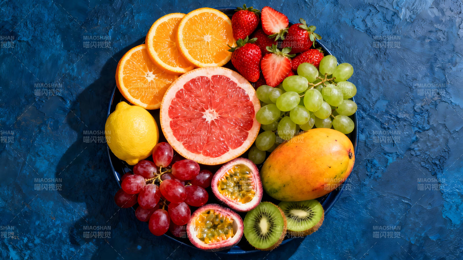 水果拼盘在蓝色背景上图片
