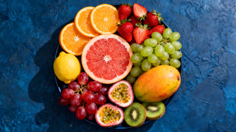 水果拼盘在蓝色背景上图片