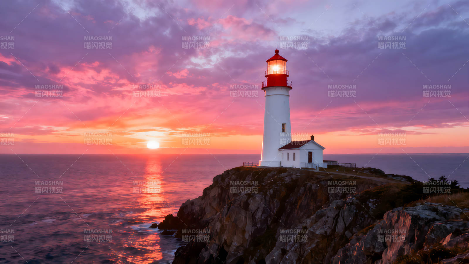灯塔夕阳下的海岸风光图片