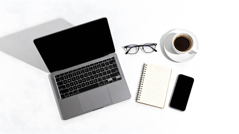 办公用品摆拍工作学习场景图片