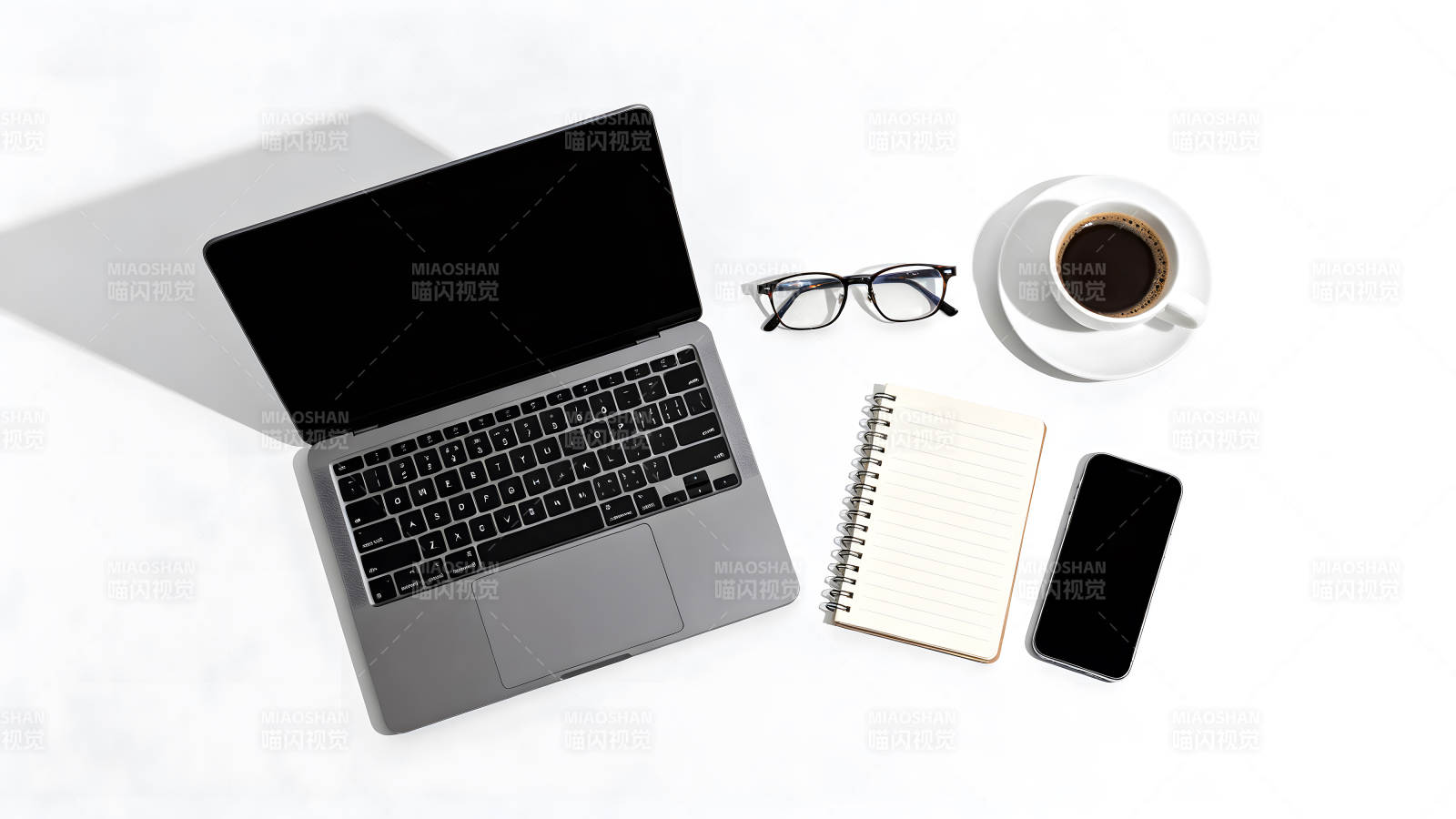 办公用品摆拍工作学习场景图片
