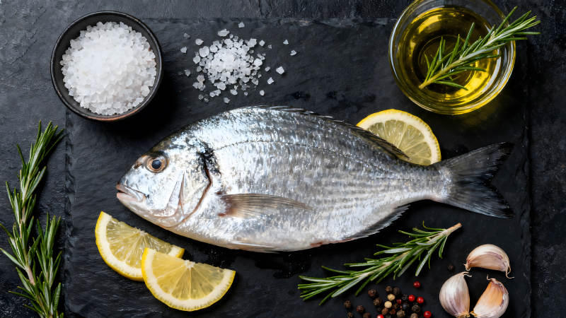 新鲜的鱼和调味料准备烹饪图片