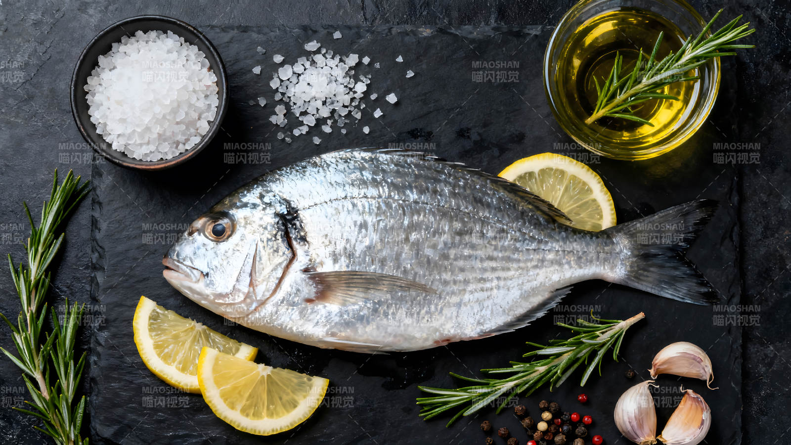 新鲜的鱼和调味料准备烹饪图片