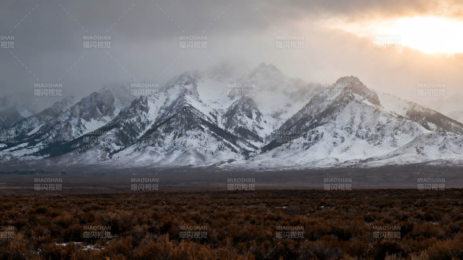 雪山下的荒漠风光云雾缭绕图片