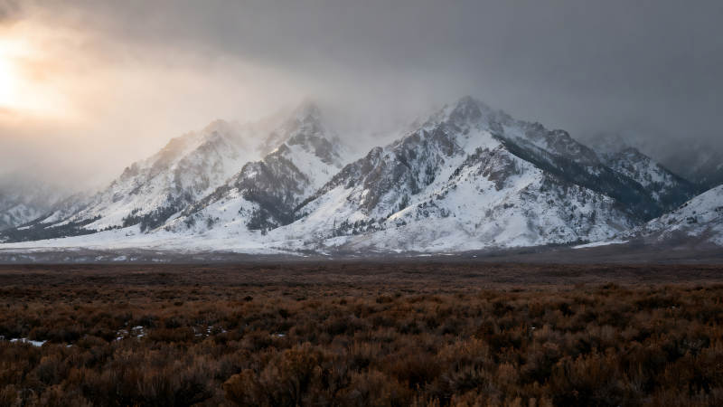 雪山与原野的静谧风光图片