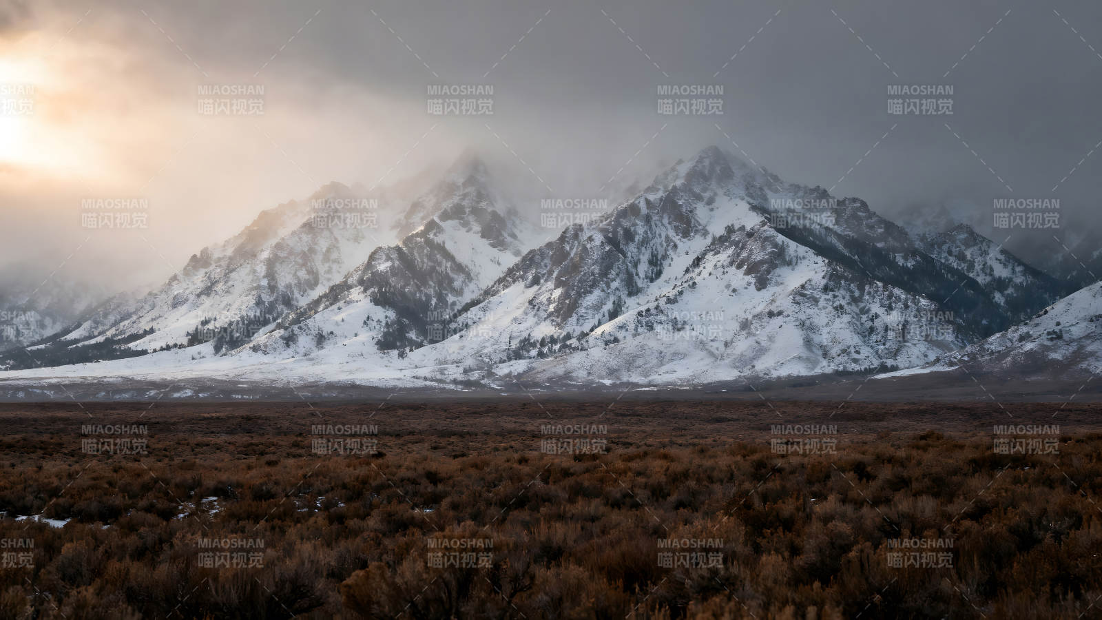 雪山与原野的静谧风光图片