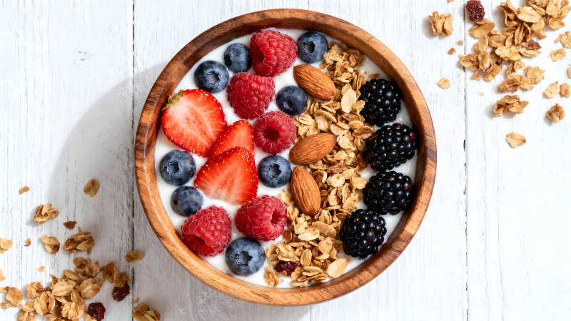 碗中酸奶配水果坚果图片