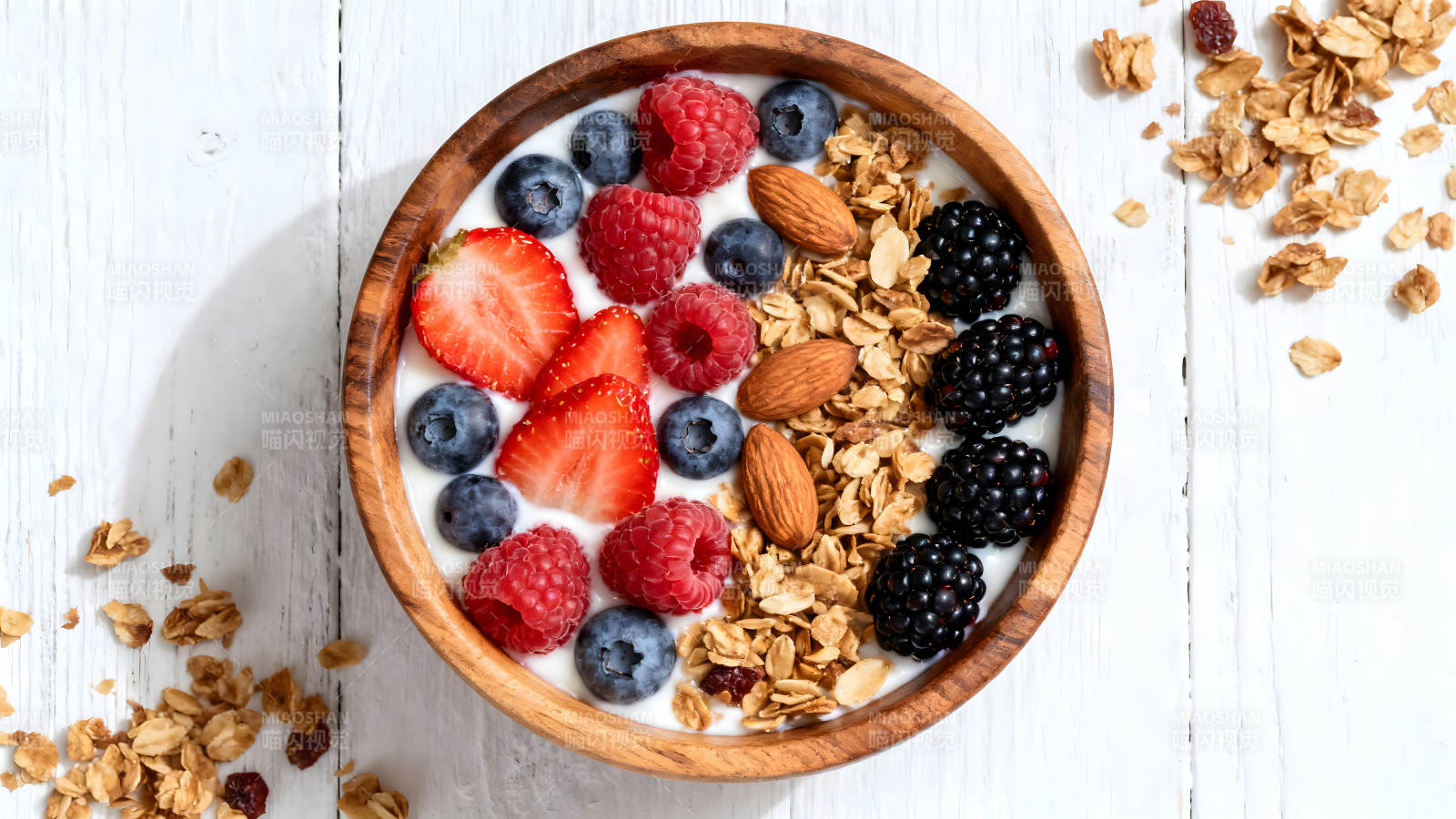 碗中酸奶配水果坚果图片