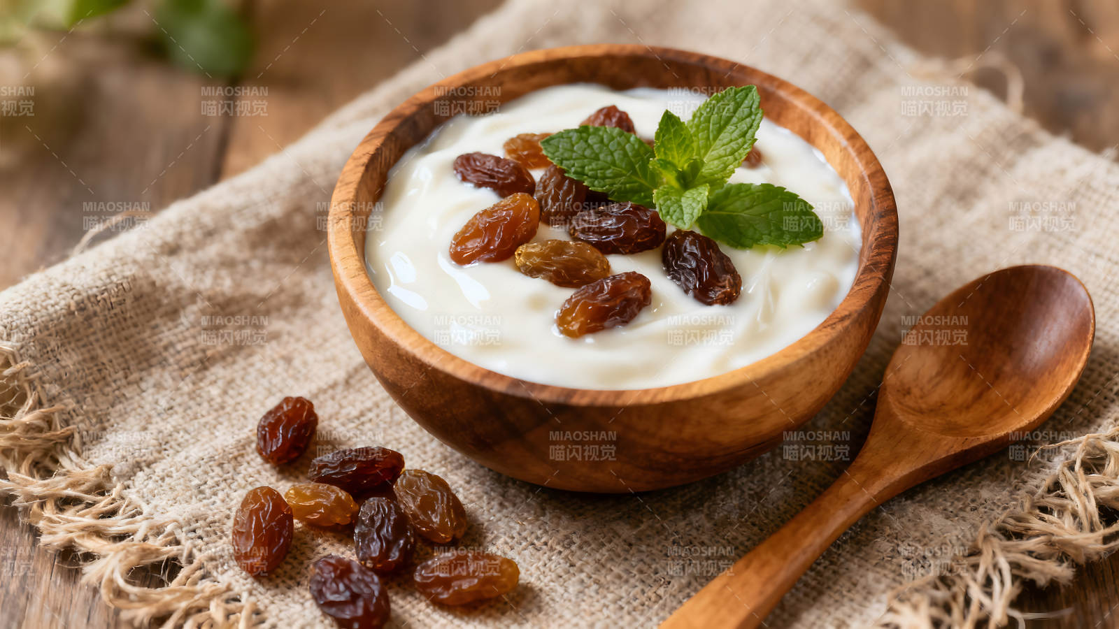 木碗酸奶配葡萄干图片