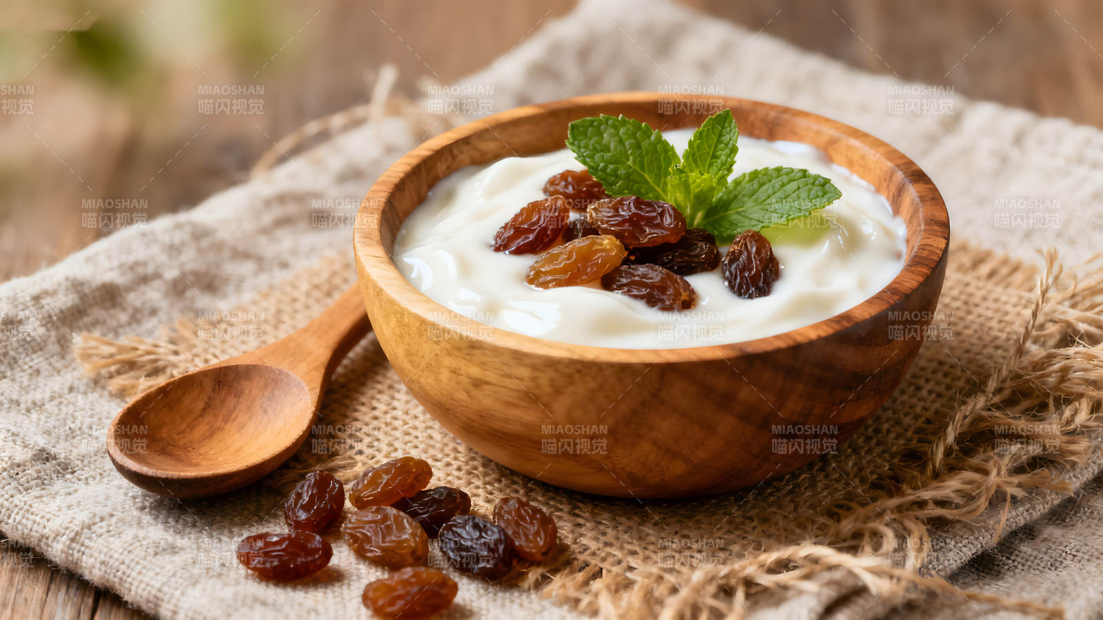 木碗酸奶配葡萄干薄荷叶图片