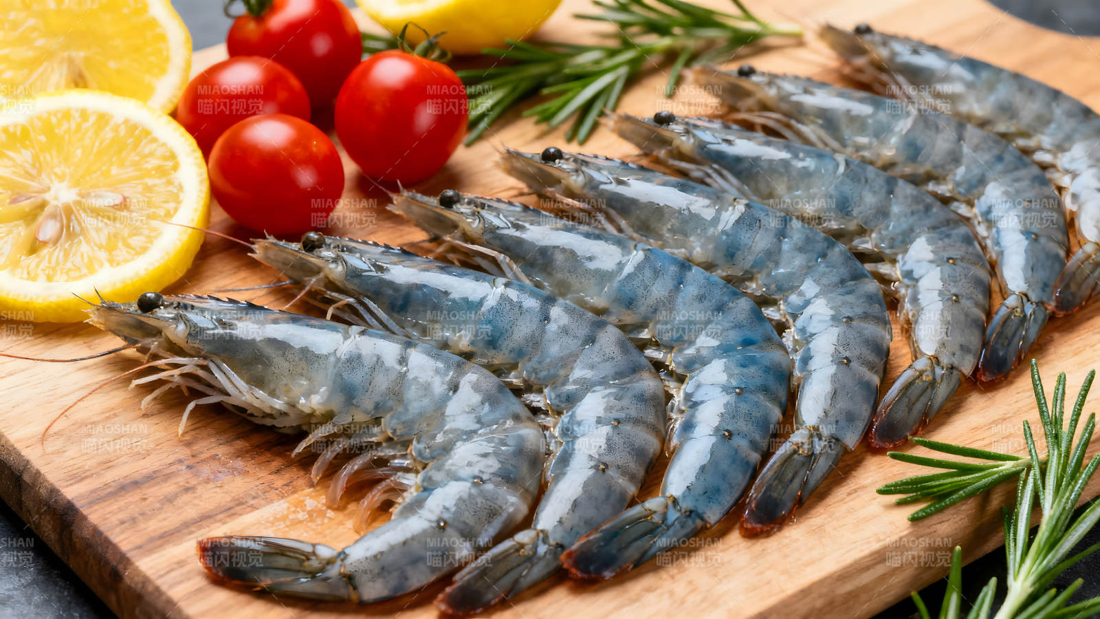 新鲜虾仁与配料的特写图片