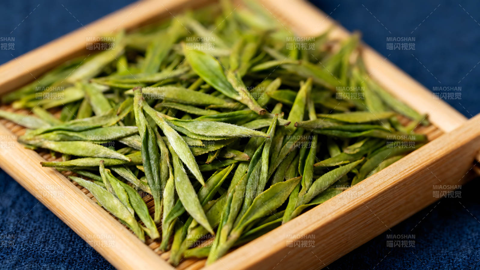 茶叶特写木托盘清新自然图片