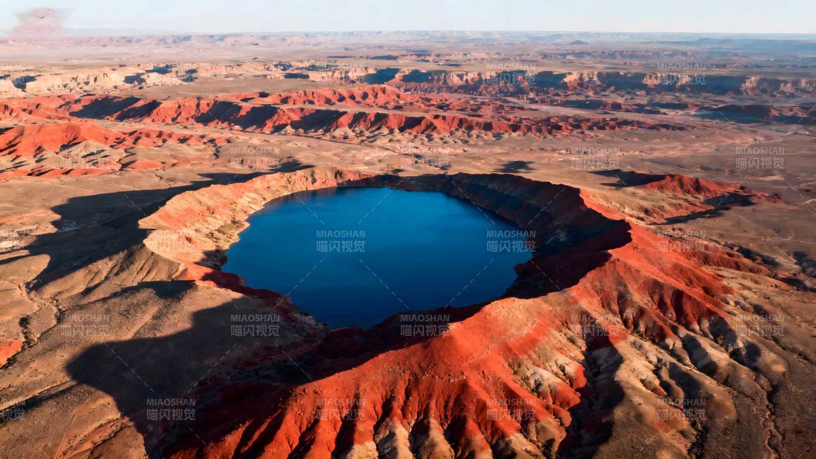 红岩湖泊壮丽景象图片