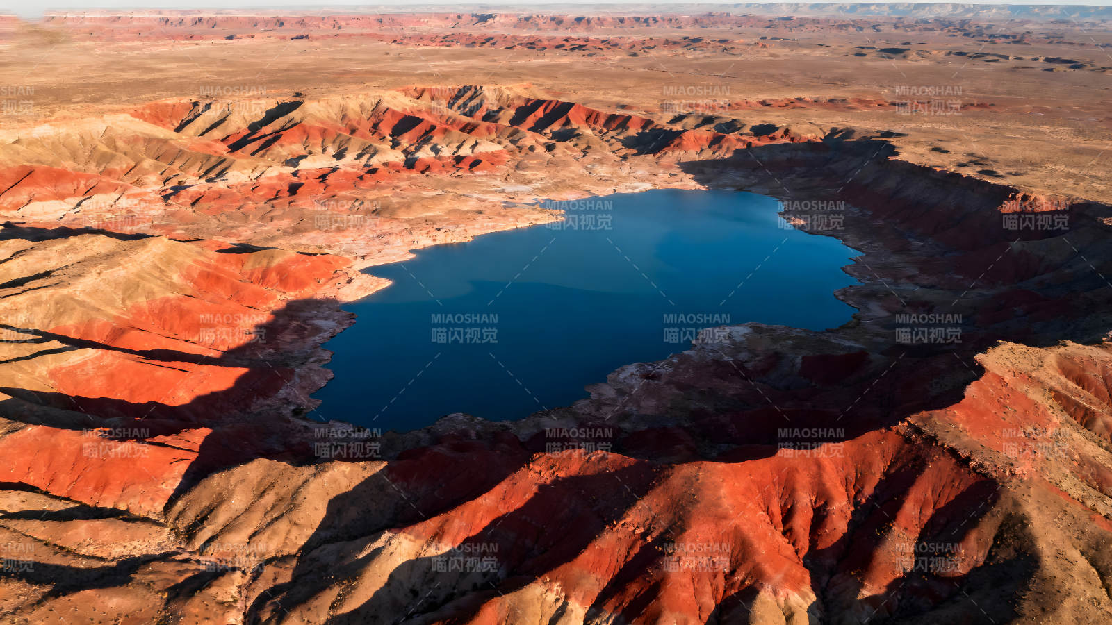 峡谷环抱的蓝色湖泊景观图片