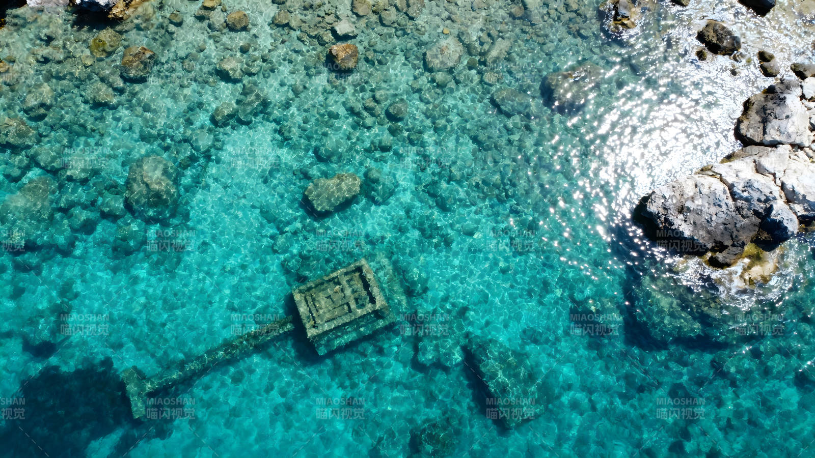 海底古迹在清澈碧波中沉睡图片