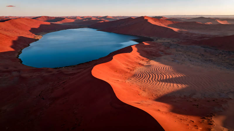 沙漠湖泊美景图片