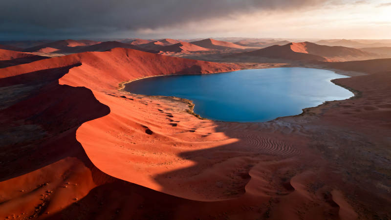 沙漠中的蓝湖美景图片